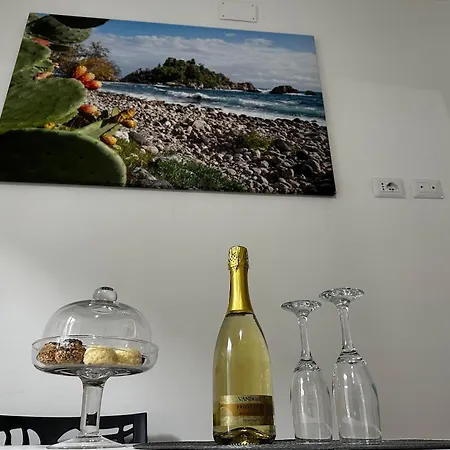 Taormina Beach Apartment 公寓 *